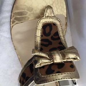 Isaac Mizrahi Belgian thong wedge sandal w/detail bow tan/gold 9 NWB